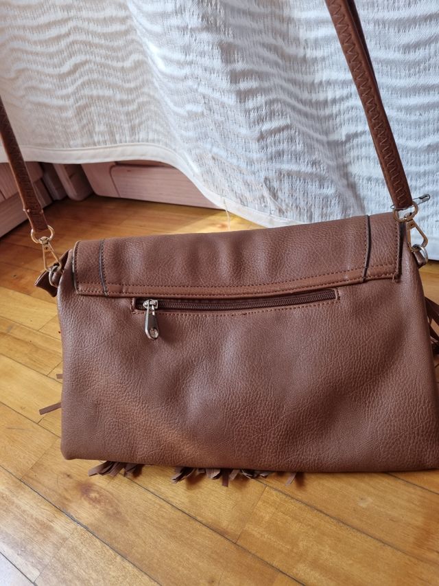 Bolso marrón con flecos.