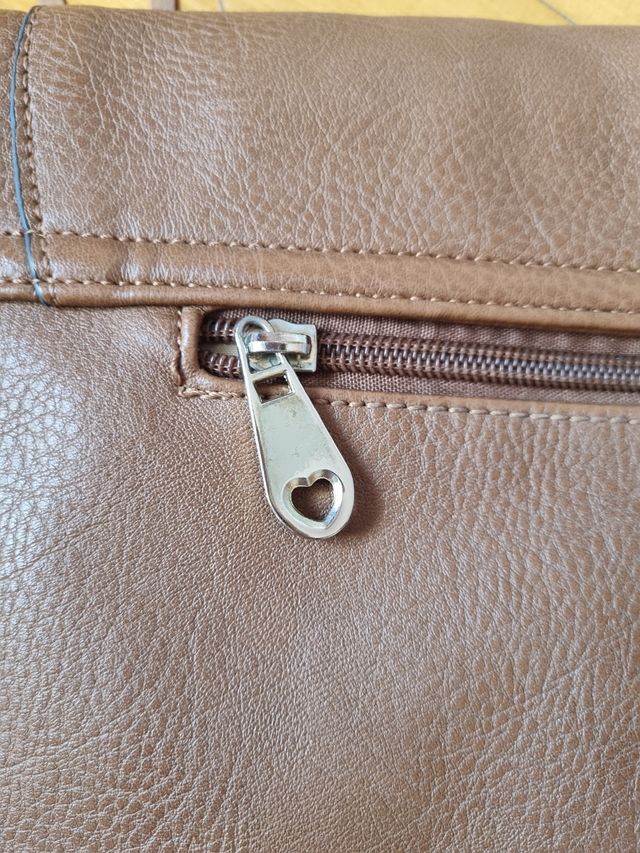 Bolso marrón con flecos.