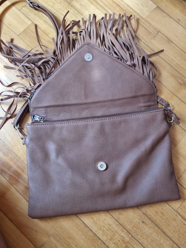 Bolso marrón con flecos.