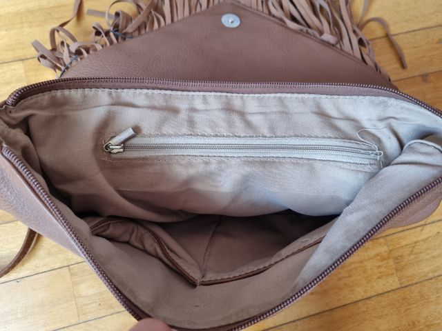 Bolso marrón con flecos.