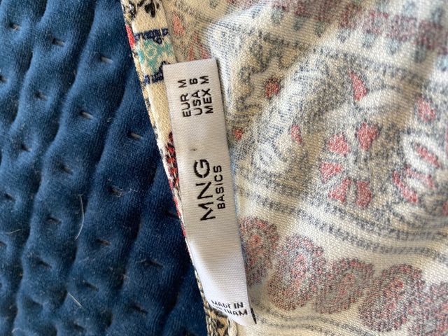 Vestido rosa y azul estampado de Mango