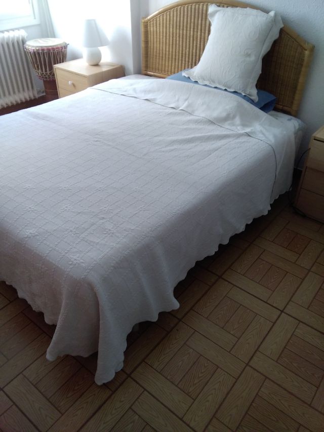 Colcha blanca de verano haciendo dibujo