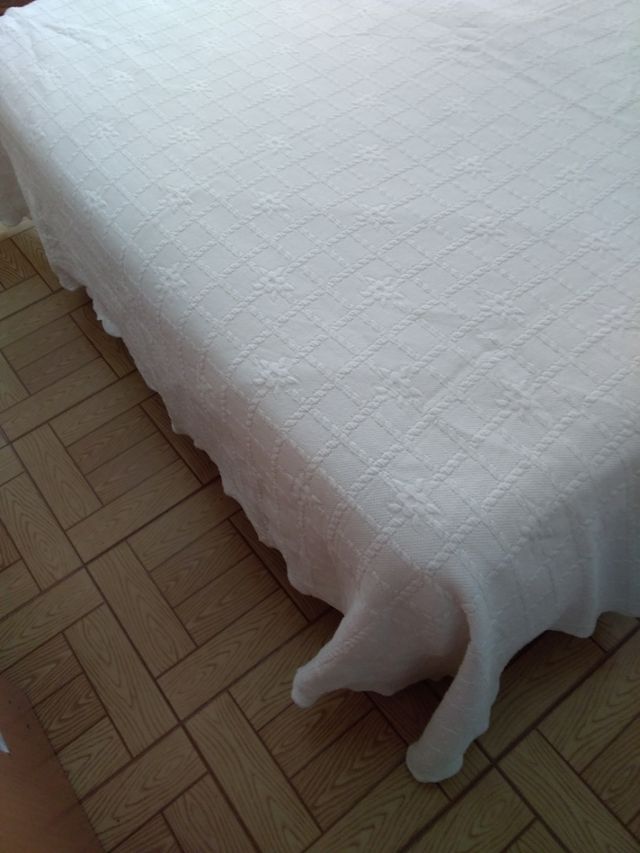 Colcha blanca de verano haciendo dibujo