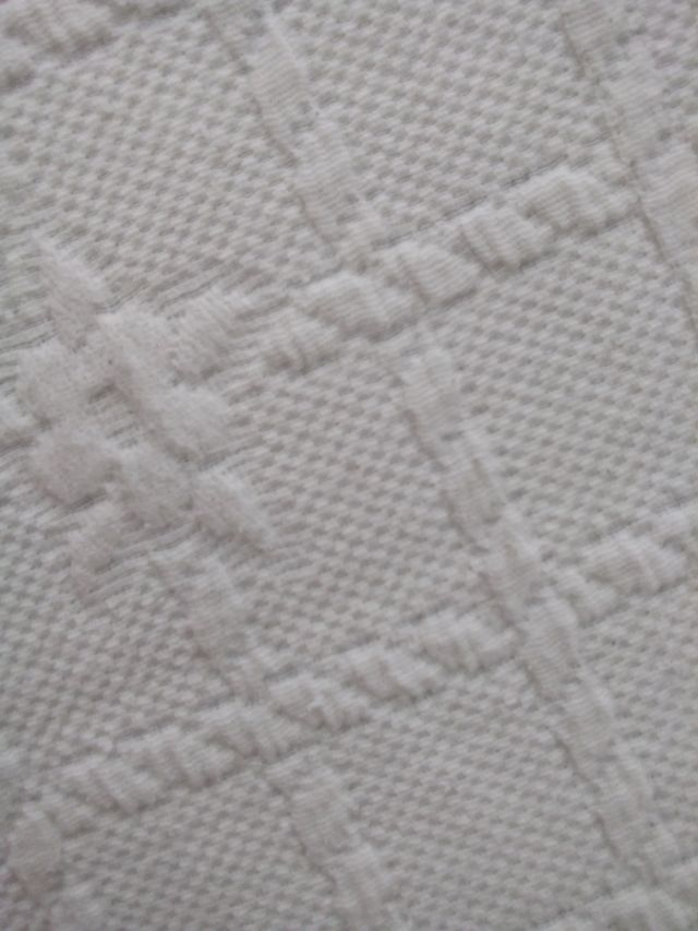 Colcha blanca de verano haciendo dibujo