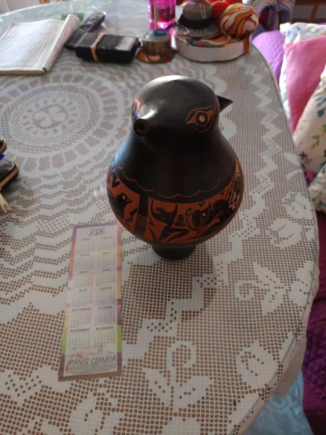 vasijas de barro. Solo el pájaro