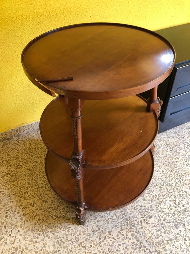 Antigua mesa de madera y aglomeradlo
