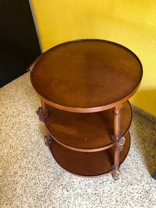 Antigua mesa de madera y aglomeradlo