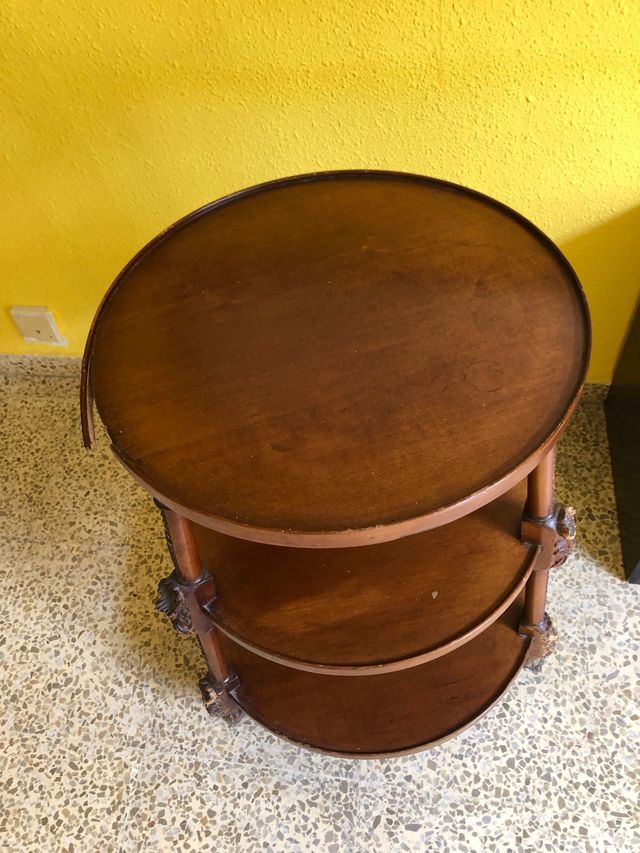 Antigua mesa de madera y aglomeradlo