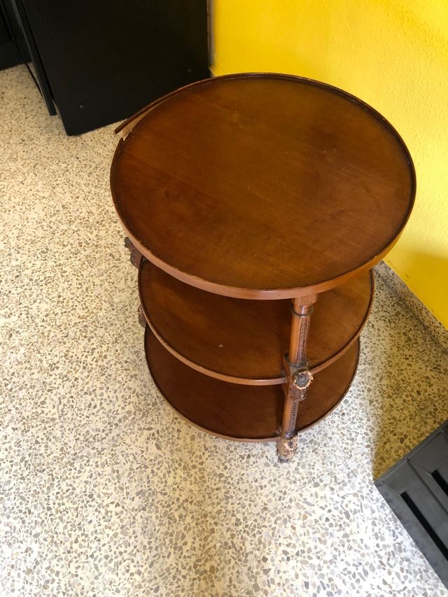 Antigua mesa de madera y aglomeradlo