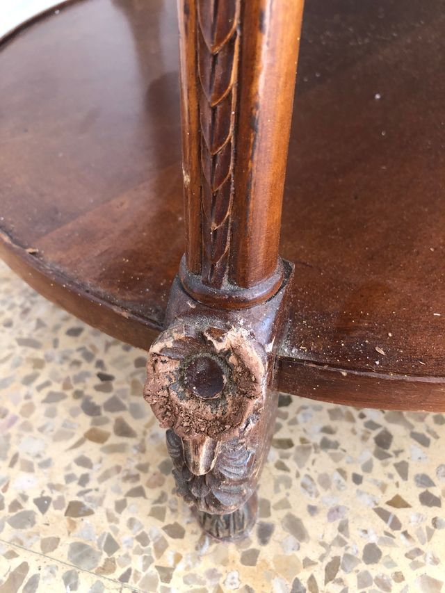 Antigua mesa de madera y aglomeradlo