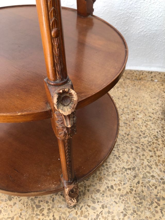 Antigua mesa de madera y aglomeradlo