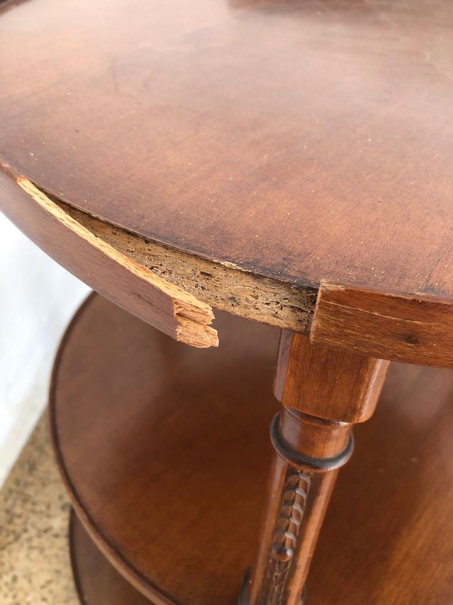 Antigua mesa de madera y aglomeradlo