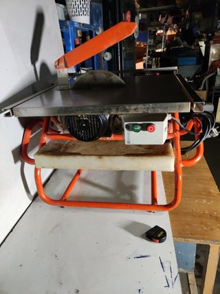 Mesa corte cerámica Rubi
