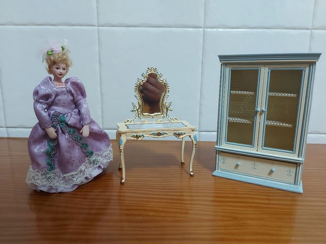 Muñeca y muebles casa de muñecas