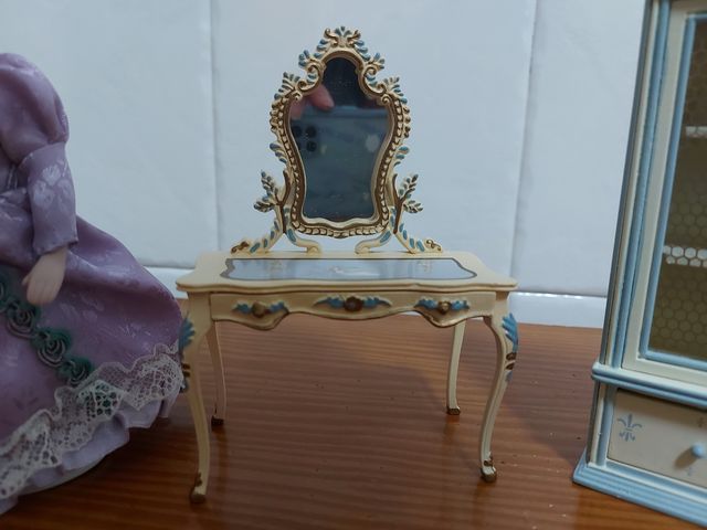 Muñeca y muebles casa de muñecas