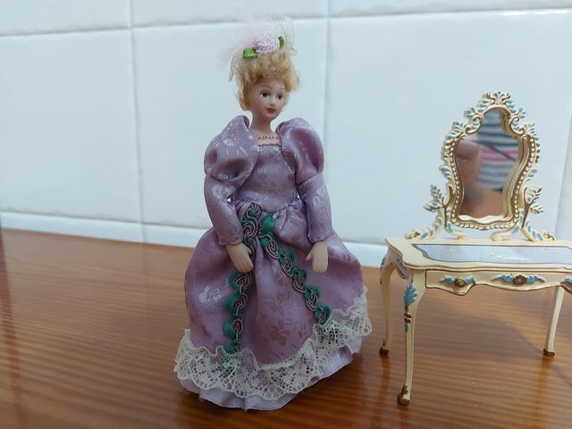Muñeca y muebles casa de muñecas