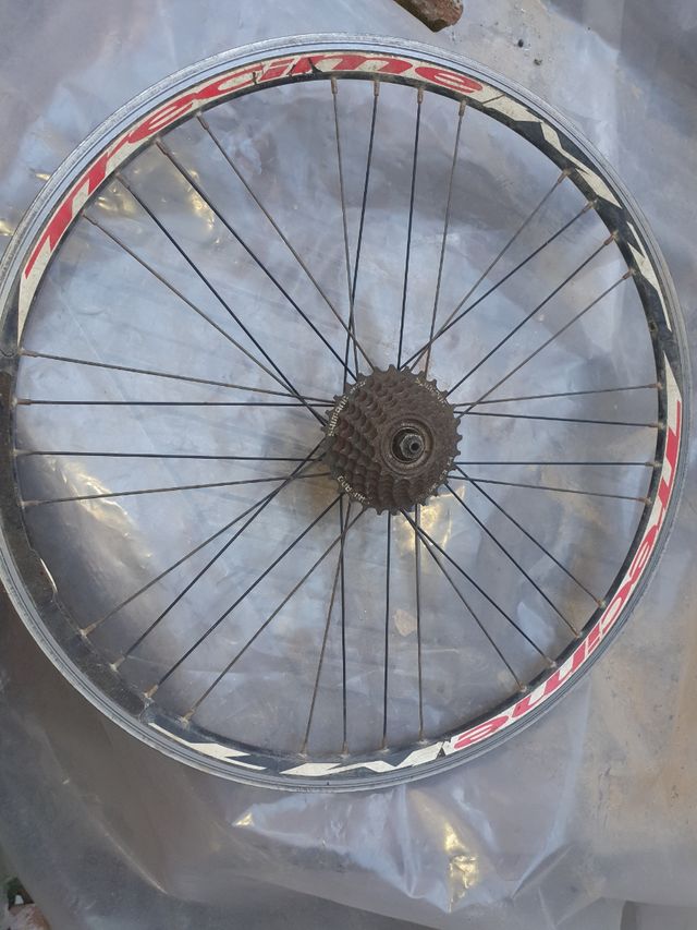 se vende llanta para bicicleta 24"