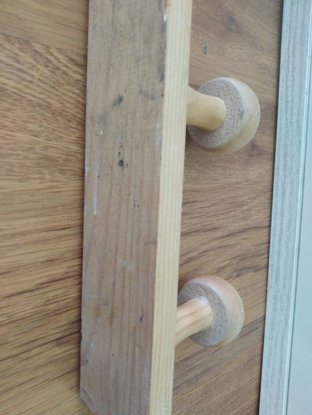 Perchero de madera. Colgador 3 pomos