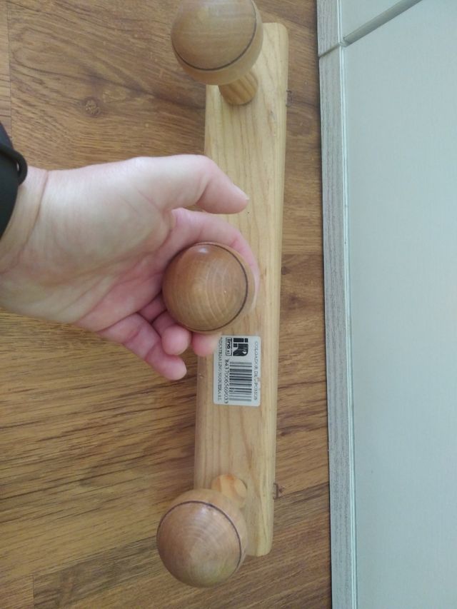 Perchero de madera. Colgador 3 pomos
