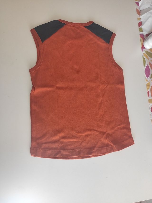 Camiseta sin mangas.