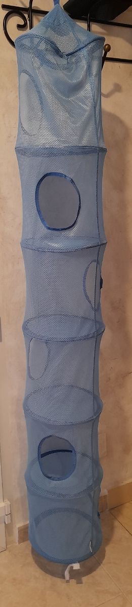 Griglia sospesa per riporre oggetti