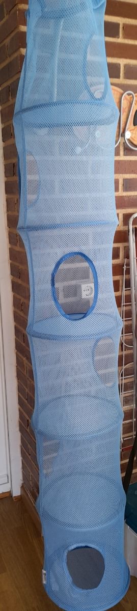 Griglia sospesa per riporre oggetti