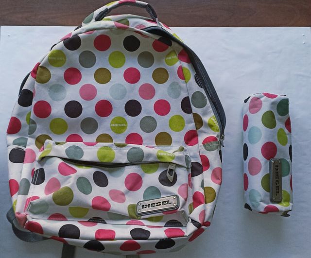 Mochila escolar y estuche marca DIESEL
