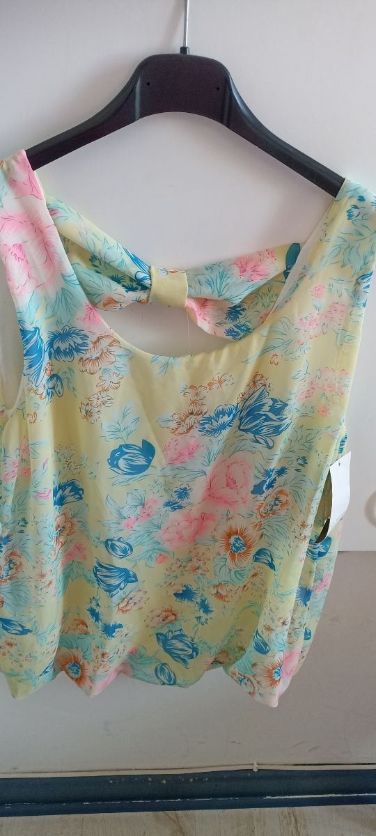 Blusa de tirantes de flores