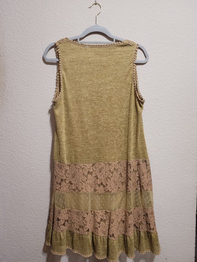 Vestido punto y encanje color marrón.