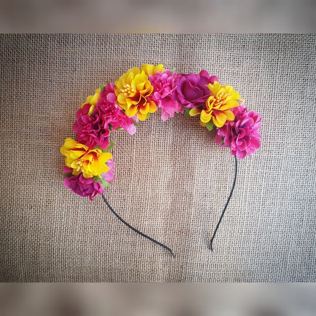 Corona flores amarillas, fucsia y buganvilla