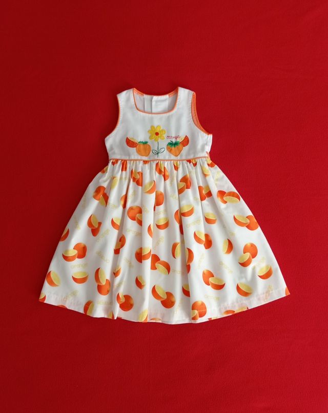 Abito da bambina senza maniche.