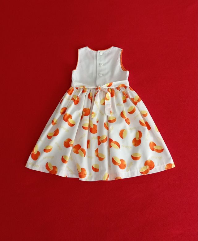 Abito da bambina senza maniche.