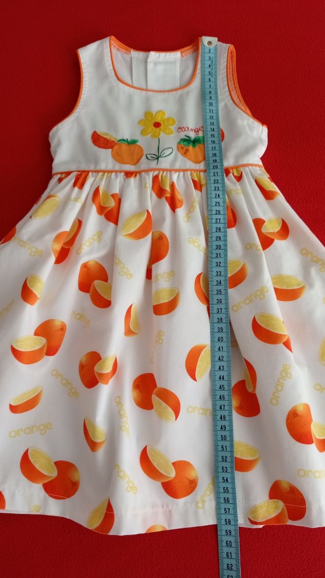 Abito da bambina senza maniche.