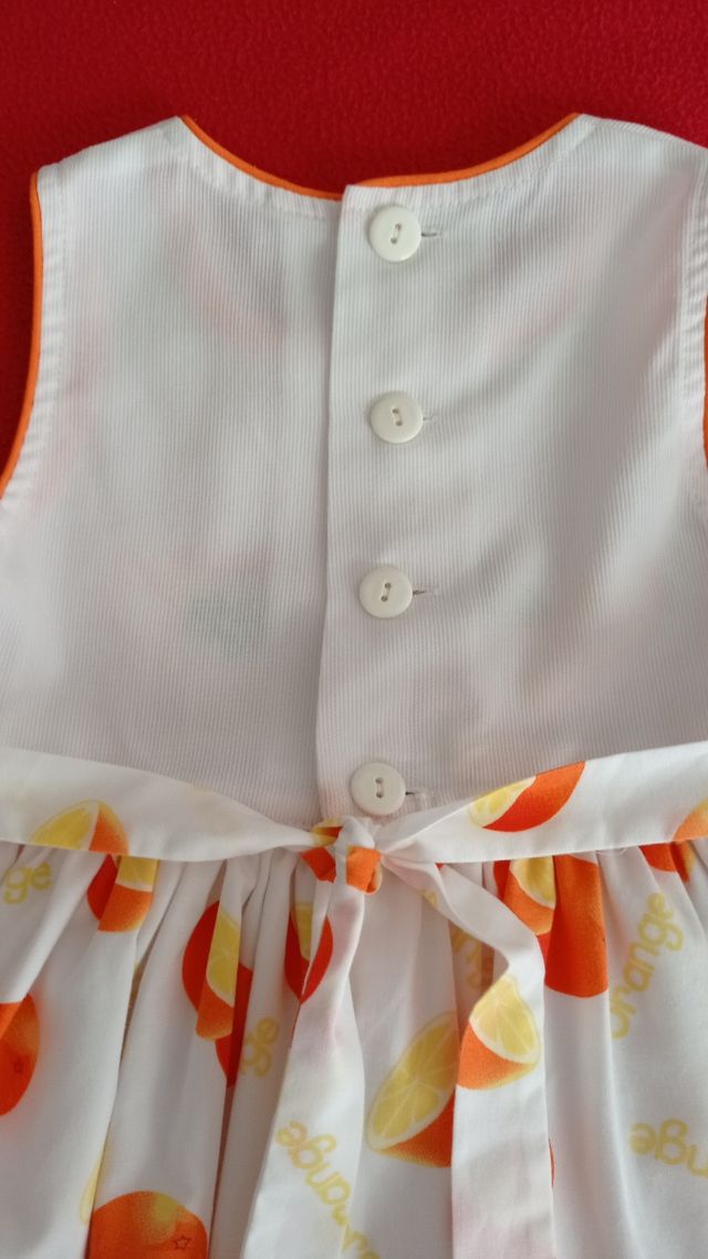 Abito da bambina senza maniche.