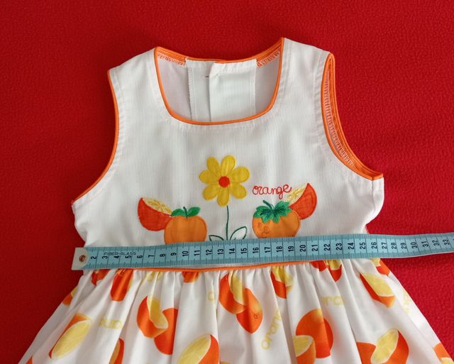 Abito da bambina senza maniche.