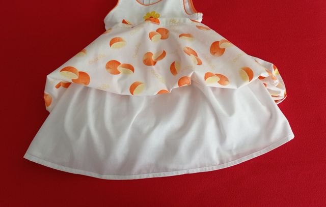 Abito da bambina senza maniche.