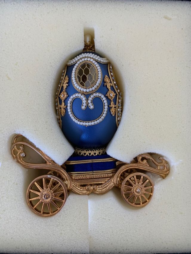 Huevo coleccion con pareja de novios dentro