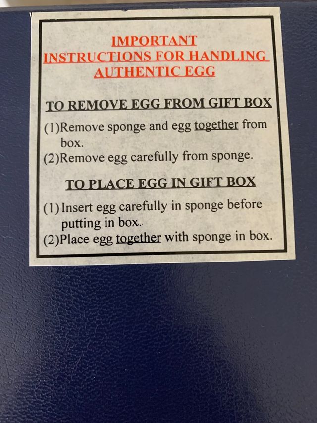 Huevo coleccion con pareja de novios dentro