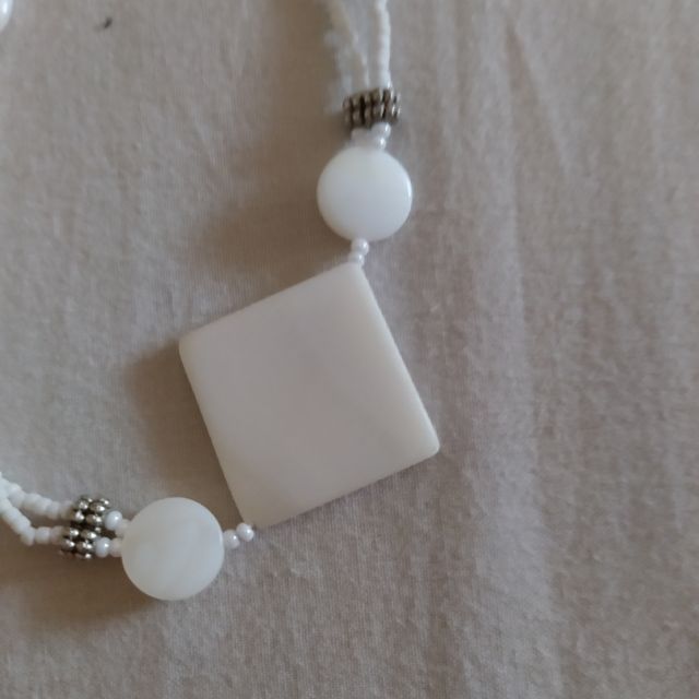 Collana a filo con perline e Agata bianca