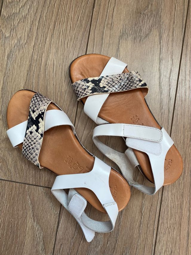 Sandalias blancas. Planta de gel.