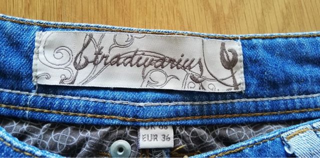 Falda vaquera chica joven