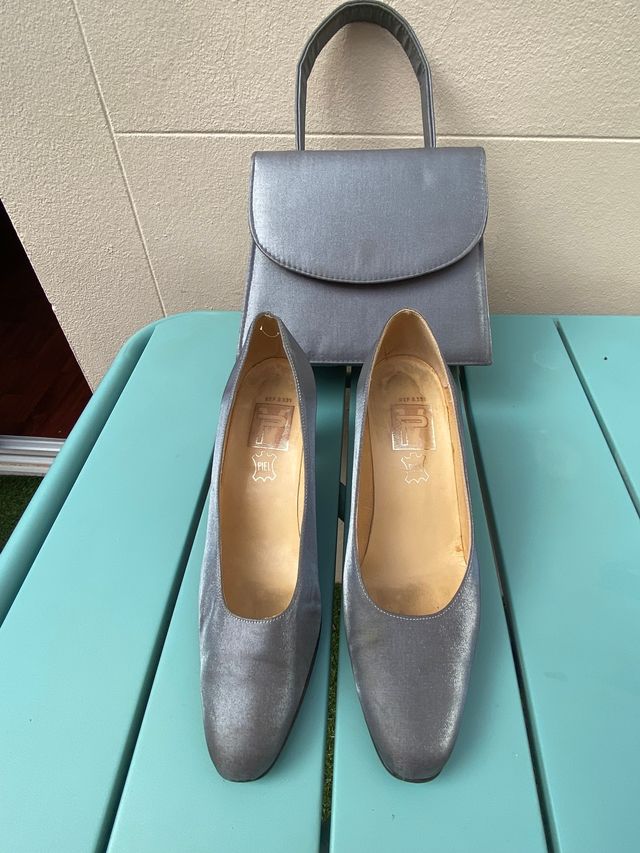 Bolso y zapatos de piel a conjunto