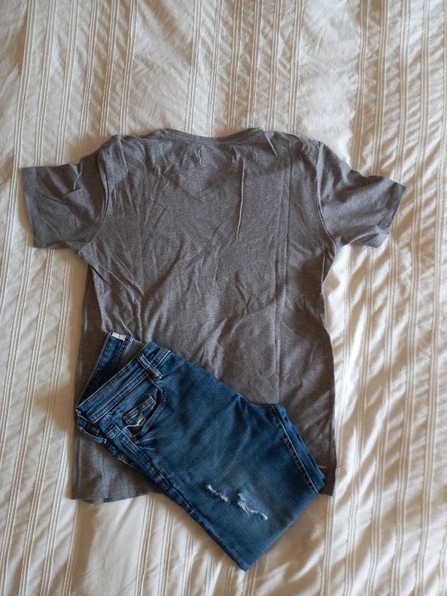 camiseta gris hombre