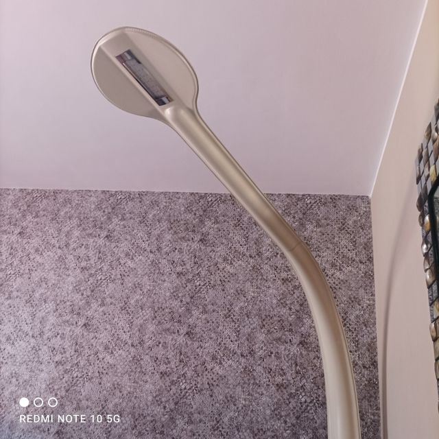 lampada in pelle non funzionante da arredo.