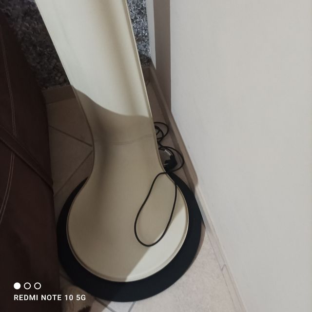 lampada in pelle non funzionante da arredo.