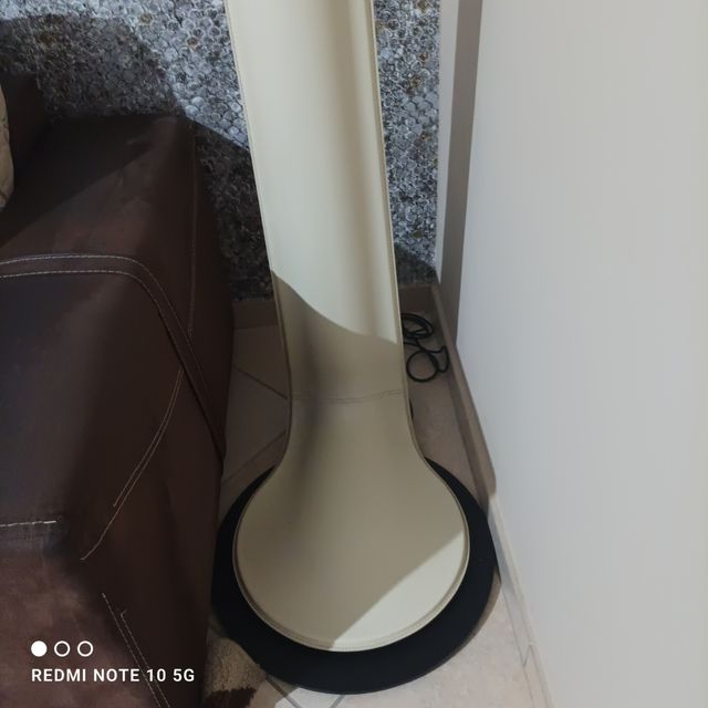 lampada in pelle non funzionante da arredo.