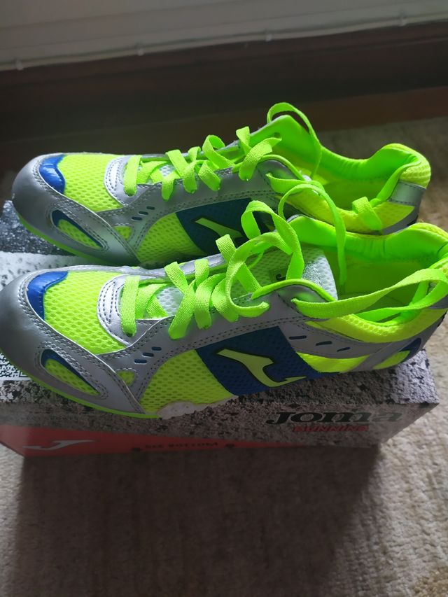 Zapatillas clavos de atletismo