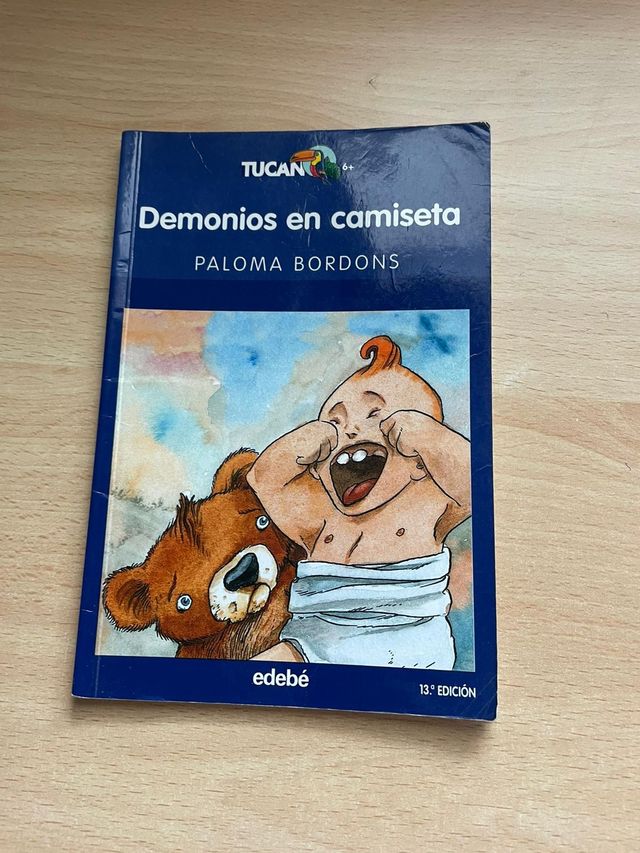 Libro Demonios en camiseta