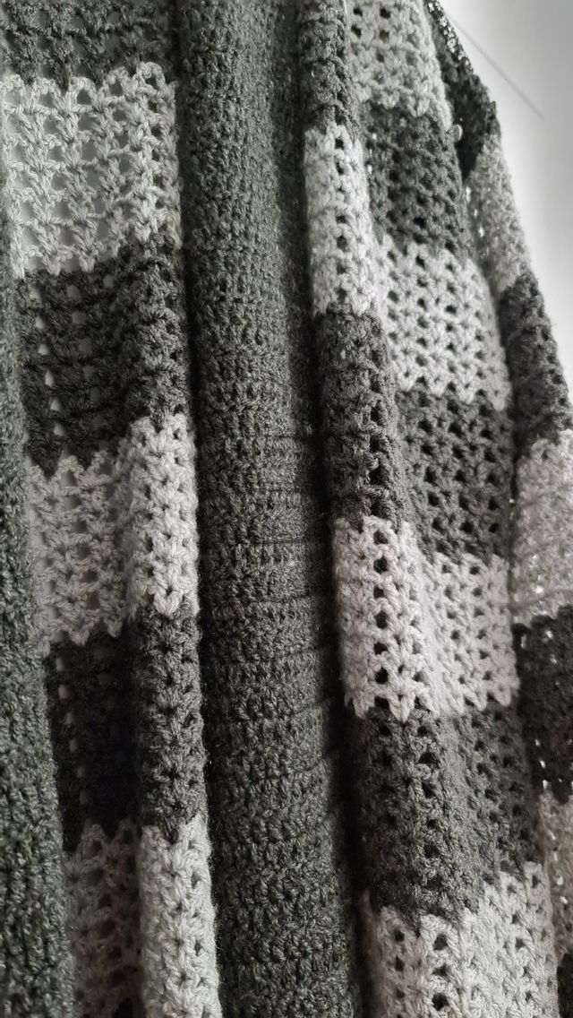 Abrigo crochet handmade gris