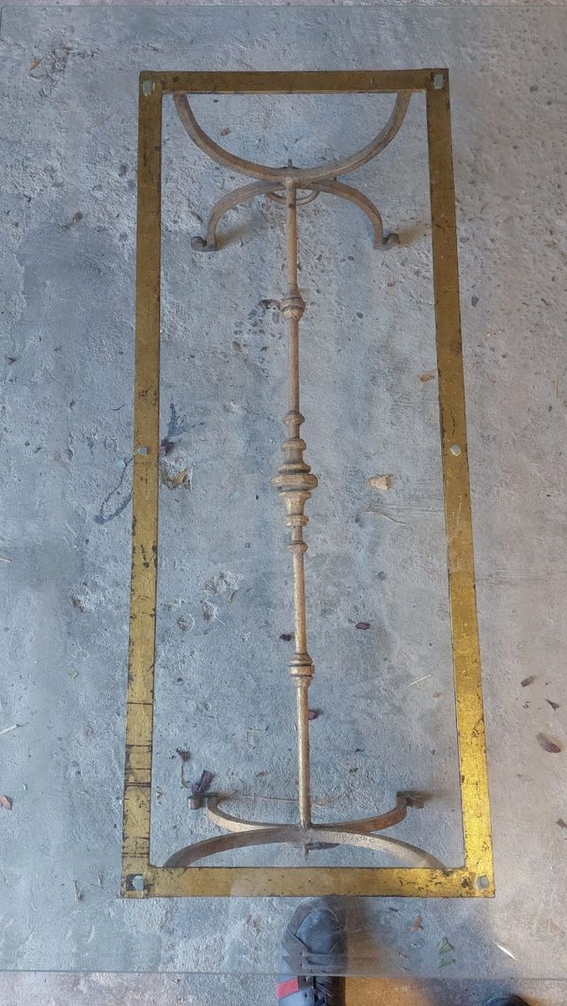 Bonita mesa de centro. patas metálicas y cristal